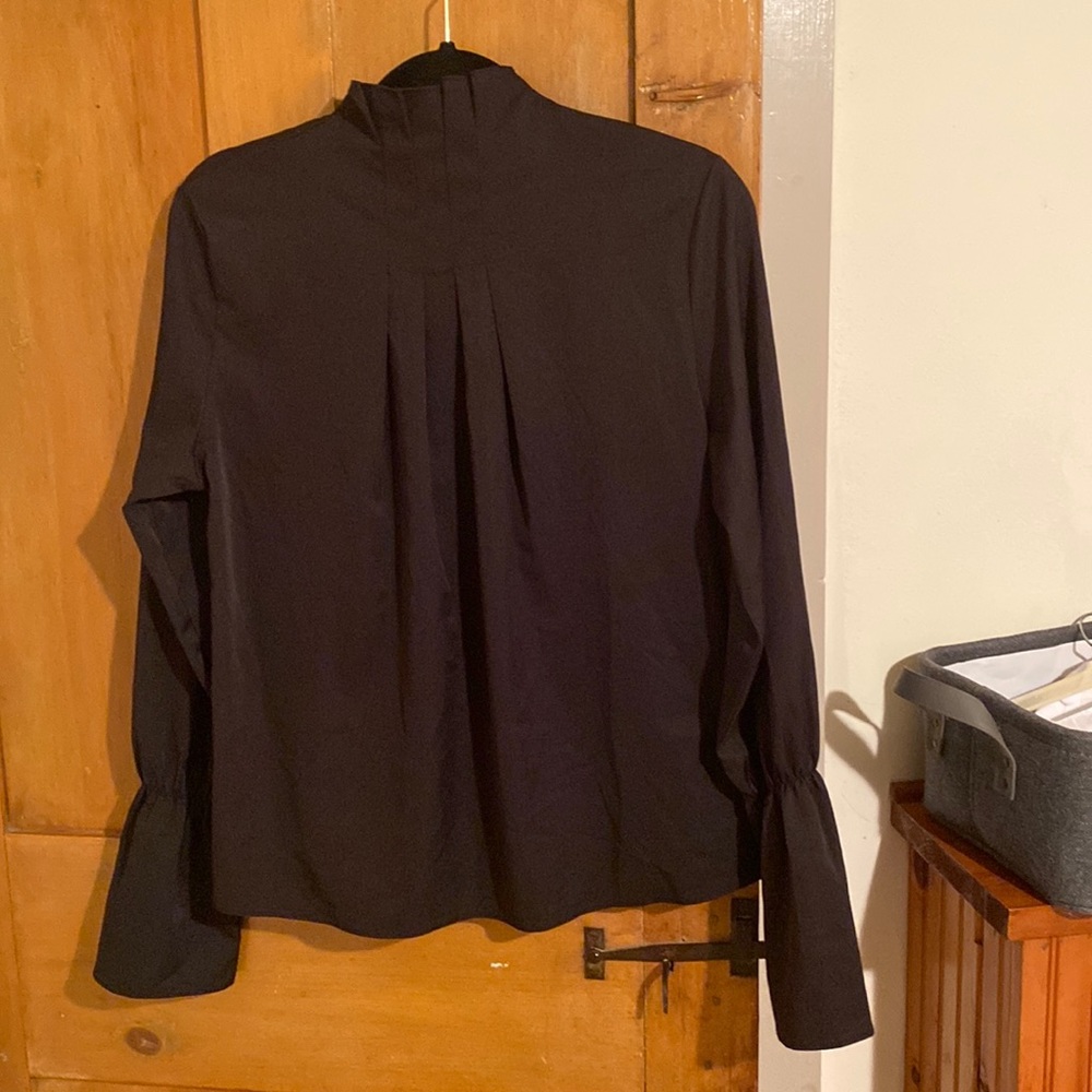 Black ruffle top size small has stretch